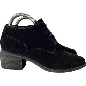 VINCE CAMUTO Black Suede Derby Shoes. Size 6.5